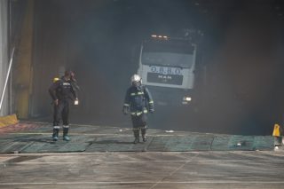 Υπό αντίξοες συνθήκες η κατάσβεση στο πλοίο «Ελευθέριος Βενιζέλος»
