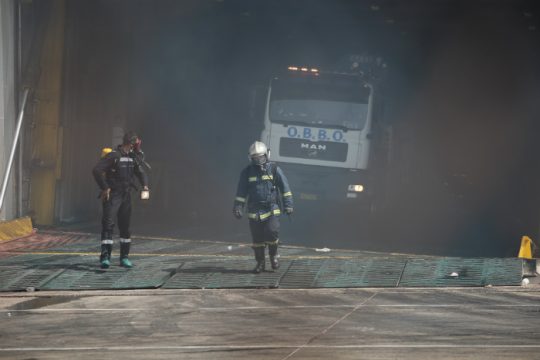 Υπό αντίξοες συνθήκες η κατάσβεση στο πλοίο «Ελευθέριος Βενιζέλος»