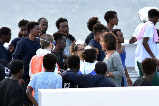 Αδιέξοδο στις Βρυξέλλες – Όμηροι 150 μετανάστες