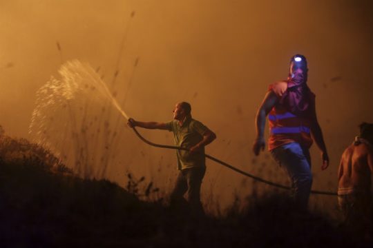 Μάχη με τις φλόγες δίνουν οι Πορτογάλοι
