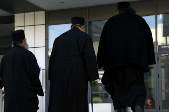 Κομματάρχες με ράσο