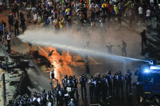 Εκατοντάδες τραυματίες στις αντικυβερνητικές διαδηλώσεις στη Ρουμανία