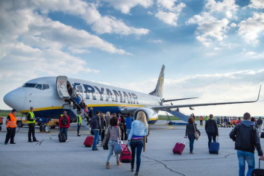 Κόβει και τη δωρεάν χειραποσκευή η Ryanair στις πτήσεις της