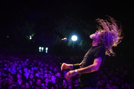 Με βαριές κιθάρες και διάθεση εκρηκτική