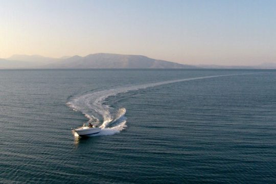 Ταχύπλοο τραυμάτισε λουόμενο στη Χαλκιδική και αναζητείται