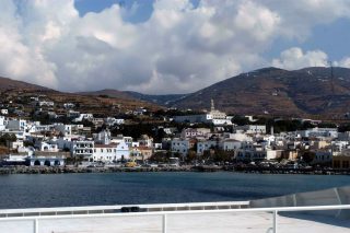 29χρονος έπεσε με τον σκύλο του στη θάλασσα από πλοίο στην Τήνο