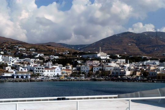 29χρονος έπεσε με τον σκύλο του στη θάλασσα από πλοίο στην Τήνο