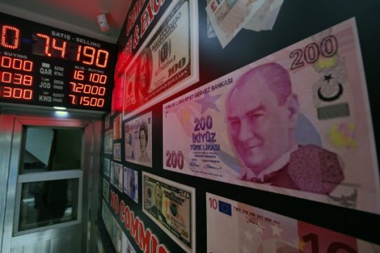 Φόβοι για… μεταστάσεις από το τουρκικό νόμισμα