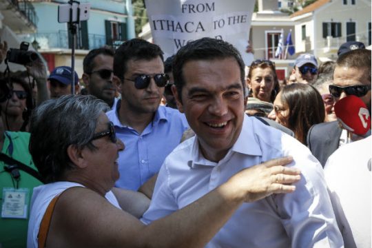 Κάτοικοι και τουρίστες υποδέχθηκαν τον πρωθυπουργό στην Ιθάκη
