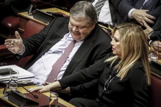 Η Φώφη κατά του διχασμού κι ο Ευάγγελος… ετοιμοπόλεμος
