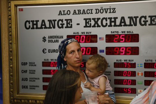 Μικρή άνοδος για τη λίρα, μεγάλο δώρο στον Ταγίπ