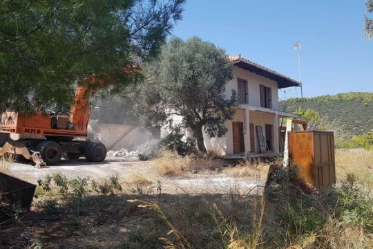 Κατεδαφιστέο του ’97 «έπεσε» χθες!