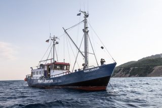 Ενα καράβι παλιό σαπιοκάραβο… στο Αιγαίο για τα ανθρώπινα δικαιώματα