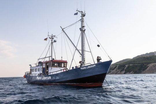 Ενα καράβι παλιό σαπιοκάραβο… στο Αιγαίο για τα ανθρώπινα δικαιώματα