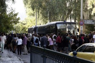 Σύντροφοι συμπάσχουν, φασίστες προκαλούν