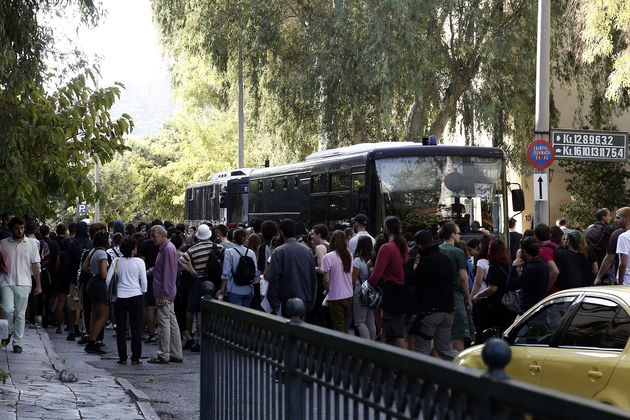 Σύντροφοι συμπάσχουν, φασίστες προκαλούν