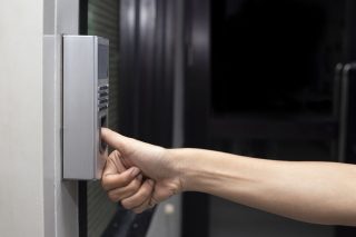 Απολύθηκε λόγω δακτυλικών αποτυπωμάτων