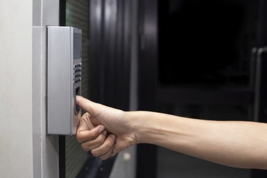 Απολύθηκε λόγω δακτυλικών αποτυπωμάτων