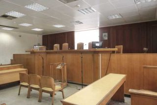 Πότε ο φασίστας δεν μπορεί, πότε η μέση του πονεί