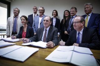 Υπεγράφησαν οι συμβάσεις για τους υδρογονάνθρακες