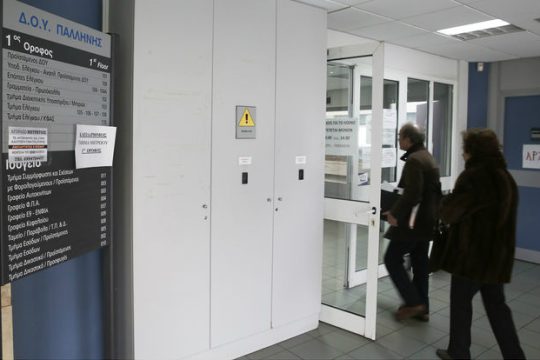 Απλήρωτα τα 3 στα 10 ευρώ του φόρου εισοδήματος