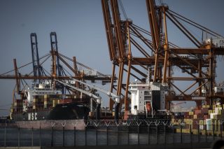 Αναστολή των κινητοποιήσεων στις προβλήτες της Cosco