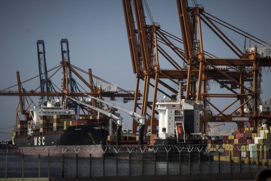 Αναστολή των κινητοποιήσεων στις προβλήτες της Cosco