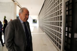 Αρχισε να μοιράζει ΔΕΚΟ ο Κυριάκος