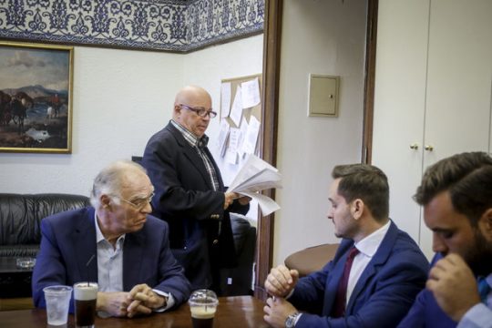 Ο τελευταίος να κλείσει την πόρτα