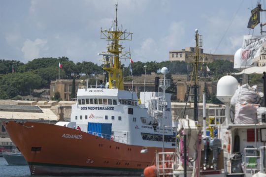 «Κυνήγι μαγισσών» στις πλάτες των προσφύγων