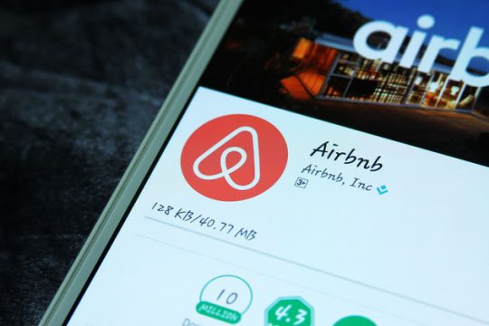 Προστασία του τουρισμού από το Airbnb ζητούν 45 βουλευτές του ΣΥΡΙΖΑ