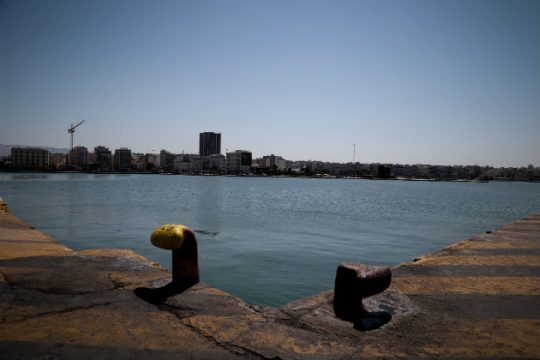 Δεμένα τα πλοία στα λιμάνια τη Δευτέρα