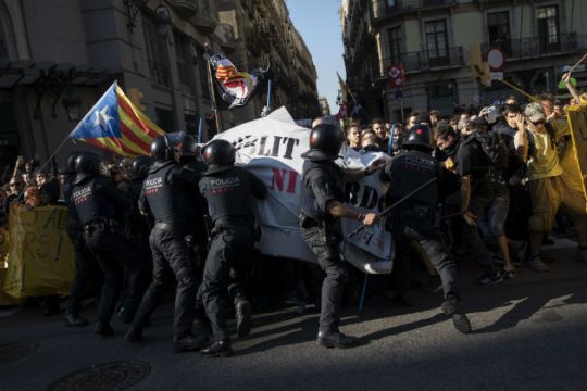 Συγκρούσεις αστυνομικών με αυτονομιστές της Καταλονίας