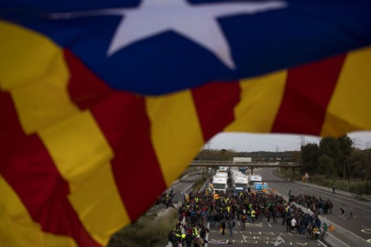 Με οδικό χάρτη για απόσχιση απαντά η Καταλονία στoν Σάντσεθ