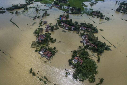 Εκκενώσεις πόλεων και νεκροί λόγω πλημμυρών στην Κίνα