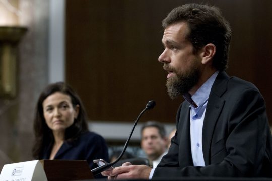 Facebook και Twitter δίνουν ξανά εξηγήσεις για τον ρόλο τους στις εκλογές