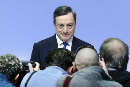 Ο Ντράγκι επαναφέρει το θέμα της ελάφρυνσης του ελληνικού χρέους