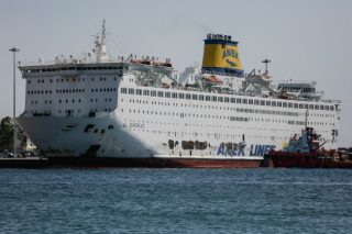 Με τη βοήθεια ρυμουλκών στο Πέραμα το «Ελευθέριος Βενιζέλος»