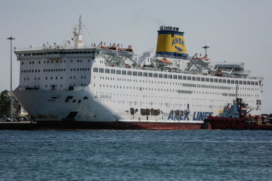 Με τη βοήθεια ρυμουλκών στο Πέραμα το «Ελευθέριος Βενιζέλος»