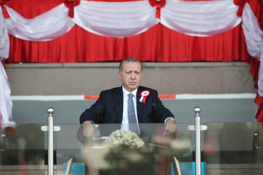 Όλα… στη λίρα
