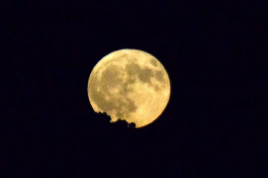 «Το φεγγάρι έχει κι άλλη όψη»