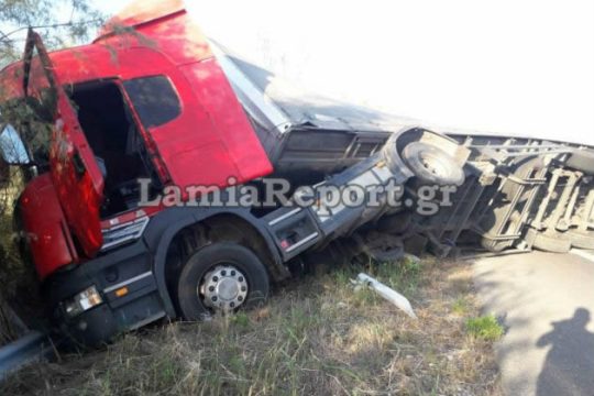 Ανατροπή φορτηγού στις Θερμοπύλες