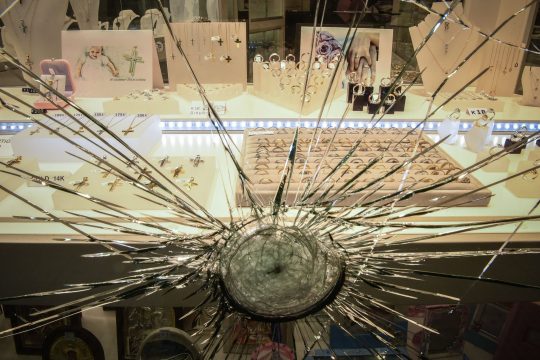 Φθορές σε καταστήματα κοντά στο σημείο που λίντσαραν τον Ζακ
