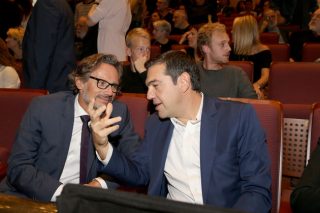 Με το βλέμμα στραμμένο στην ομιλία Τσίπρα