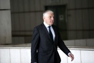 Το χρώμα του χρήματος… λεκιάζει τον Γιάννο