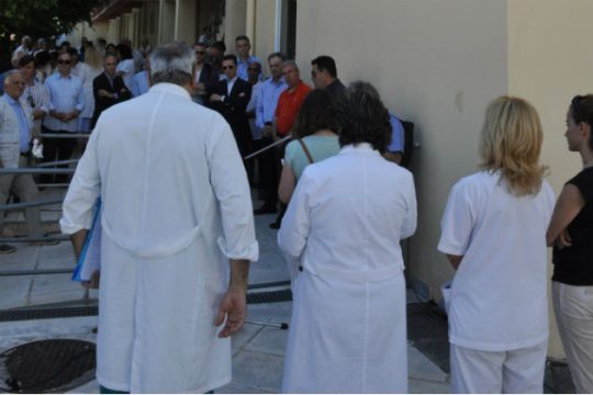 Αμείλικτοι οι αριθμοί της ΕΙΝΑΠ για μειώσεις και «λουκέτα»