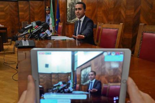 Ο Nτι Μάιο κόβει την κρατική διαφήμιση στις εφημερίδες;