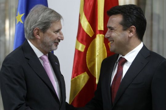 Και ο επίτροπος Διεύρυνσης «παρέλασε» στα Σκόπια