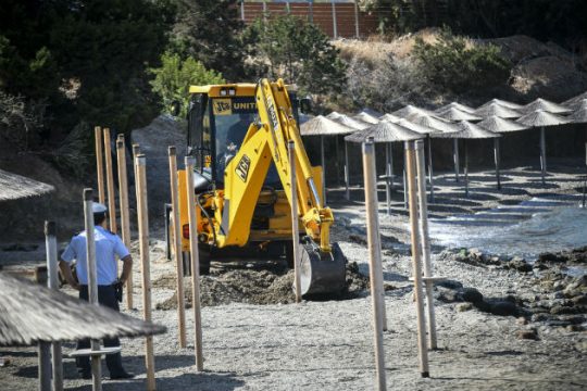 Συνεχίζονται οι κατεδαφίσεις