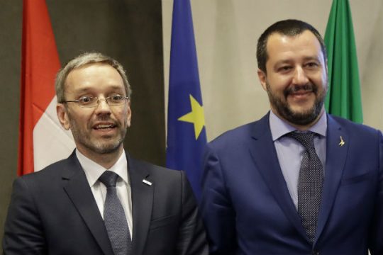 Hot spot στη μέση της θάλασσας